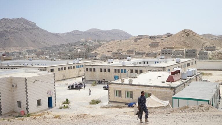 حضرموت: اشتباكات محدودة داخل السجن المركزي بالمكلا وحالة استنفار أمني