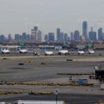 اضطرابات الطيران والمدارس المغلقة مع اندلاع عاصفة شتوية في أمريكا