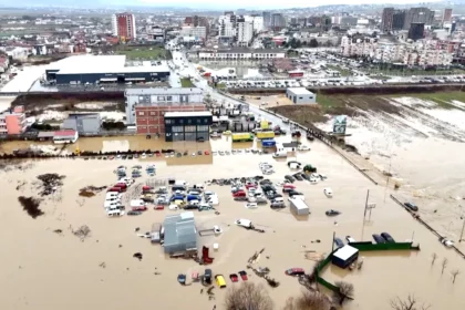 الأمطار الغزيرة تتسبب في فيضانات واسعة وانقطاعات كهرباء بـكوسوفو