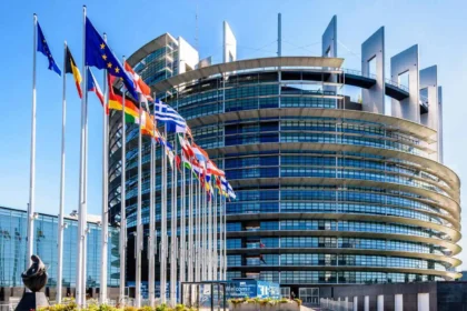 The European Council approves a plan to end dependence on Russian gas within two years.