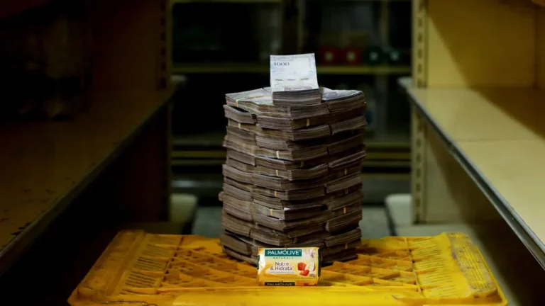 تقلبات حادة في أسواق الطاقة تزيد من متاعب Sharp fluctuations in energy markets are adding to Venezuela's economic woes. الفنزويلي