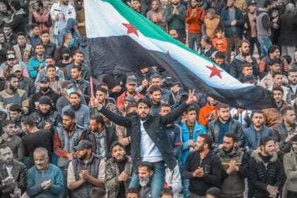 Mass border breach: Thousands of Kurdish volunteers from Iraq and Turkey march on foot towards northern Syria