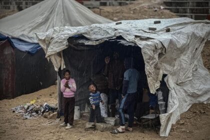 Cold weather claims the lives of Gaza's children... Infant dies inside a tent in Khan Younis as winter grips displaced people