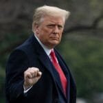 ترامب يعلق التواصل مع طهران ويحثّ المحتجين الإيرانيين على "السيطرة على المؤسسات"