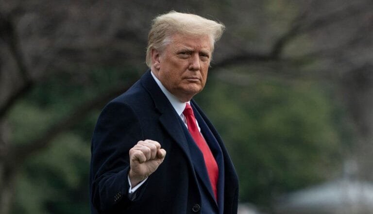 ترامب يعلق التواصل مع طهران ويحثّ المحتجين الإيرانيين على "السيطرة على المؤسسات"