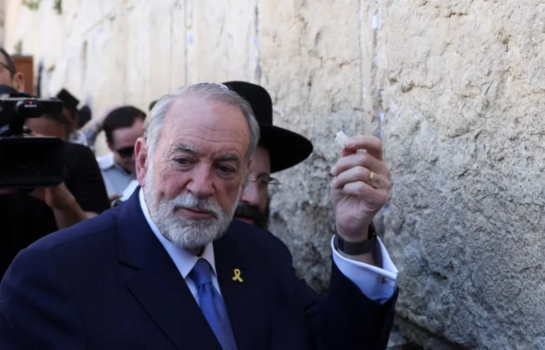 السفير الأمريكي لدى إسرائيل يؤكد تهريب قادة الحرس الثوري للمليارات: "يستعدون ليوم السقوط"