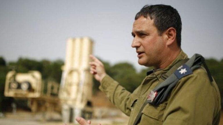 قائد الدفاع الجوي الإسرائيلي السابق يحذر: صواريخ إيران تطورت وتل أبيب تترقب تحركا أمريكيا