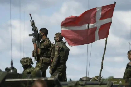 The Danish armed forces are strengthening their presence in Greenland and continuing their training exercises in cooperation with allies.