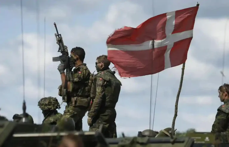 The Danish armed forces are strengthening their presence in Greenland and continuing their training exercises in cooperation with allies.