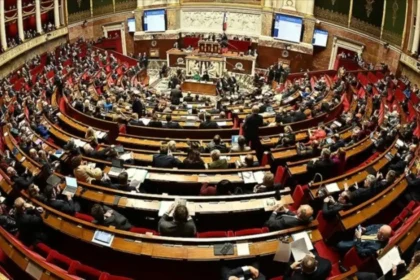 فرنسا تعقد اجتماعًا طارئًا لمجلس الدفاع لمواجهة تطورات إيران وأوضاع غرينلاند