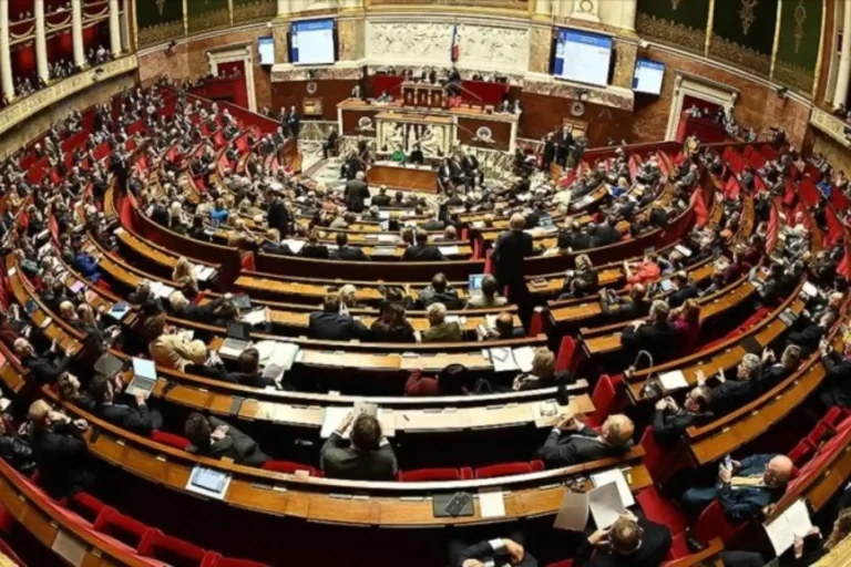 فرنسا تعقد اجتماعًا طارئًا لمجلس الدفاع لمواجهة تطورات إيران وأوضاع غرينلاند