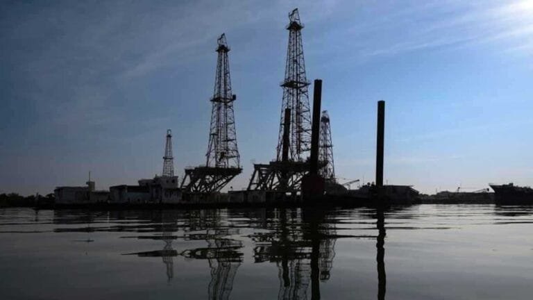 النفط مقابل النفوذ .. واشنطن تشترط مصالحها الوطنية للسماح لكاراكاس بالعودة للأسواق