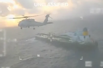 الولايات المتحدة تحتجز ناقلة نفط مرتبطة بفنزويلا قبيل لقاء ترامب وزعيمة المعارضة