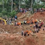 فرق البحث والإنقاذ الإندونيسية تكثف جهودها.. البحث مستمر عن 20 مفقودًا بعد انهيار أرضى مروع في تشيساروا