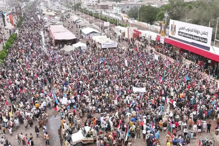 بركان غضب في خور مكسر حشود الجنوب تطالب الزبيدي بإعلان الاستقلال