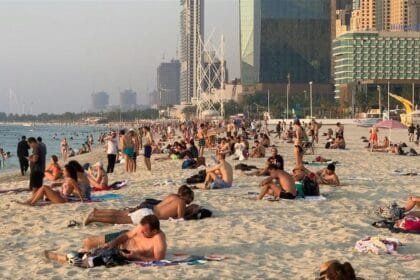 From frost to sun: Britons leave the "polar cold" for the beaches of the UAE