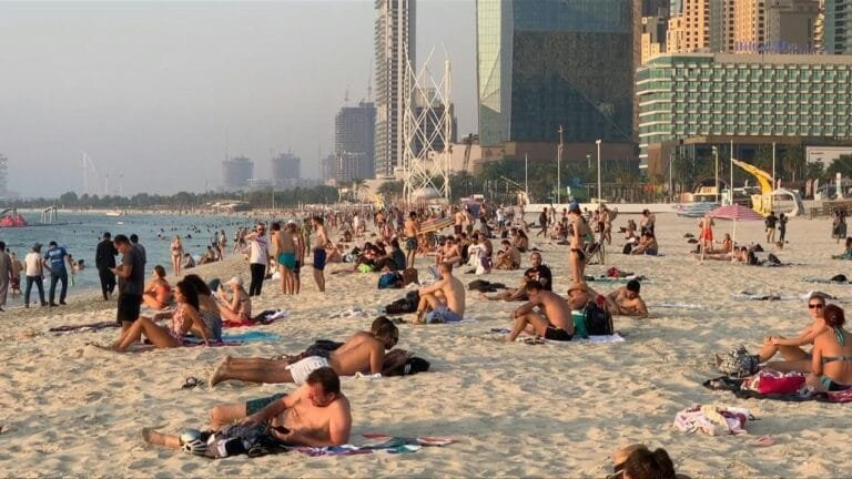 من الصقيع إلى الشمس: بريطانيون يغادرون "البرد القطبي" باتجاه شواطئ الإمارات