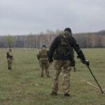 بولندا تلوّح بالخروج من معاهدة حظر الألغام .. هواجس الحدود تُعيد سلاحًا محرّمًا إلى الواجهة