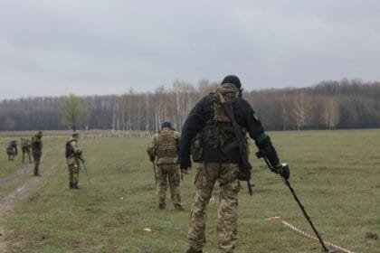 بولندا تلوّح بالخروج من معاهدة حظر الألغام .. هواجس الحدود تُعيد سلاحًا محرّمًا إلى الواجهة