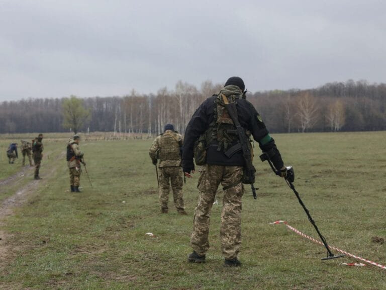 بولندا تلوّح بالخروج من معاهدة حظر الألغام .. هواجس الحدود تُعيد سلاحًا محرّمًا إلى الواجهة