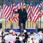 ترامب يلوح بترشحه في 2028 ويشعل القاعة بهتافات أنصاره