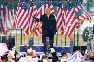 ترامب يلوح بترشحه في 2028 ويشعل القاعة بهتافات أنصاره