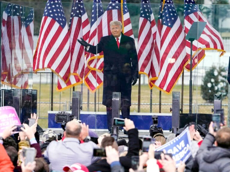 ترامب يلوح بترشحه في 2028 ويشعل القاعة بهتافات أنصاره