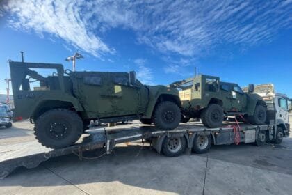 واشنطن تفتح مخازنها لتل أبيب.. مروحيات ومركبات تكتيكية أمريكية في طريقها لإسرائيل