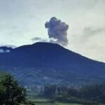 ثوران جبل مارابى يصل ارتفاع الرماد إلى 1600 متر وتحذيرات عاجلة للسكان