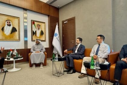 إشادة عالمية يشيد بمبادرات جامعة خليفة في الطاقة النظيفة