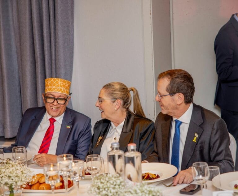 دافوس يشهد أول لقاء رفيع بين أرض الصومال وإسرائيل بعد الاعتراف الرسمي