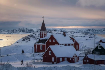 Former Greenland Industry Minister: There is no justification for deploying military forces; the island's fate is in the hands of its people.