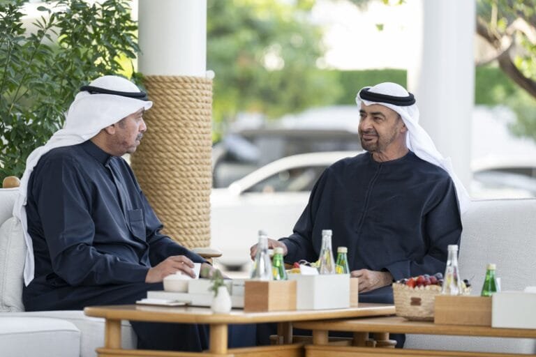 رئيس الدولة يستقبل وزير الدفاع الكويتي ويبحثان تعزيز العلاقات الأخوية والتعاون المشترك