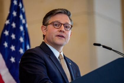 رئيس النواب الأمريكي يستقبل بطل هجوم سيدني في الكابيتول ويشدد على التضامن بين الأديان