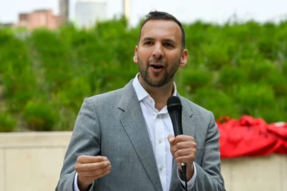 Political earthquake in London: Green Party leader calls for the expulsion of US troops from British bases.