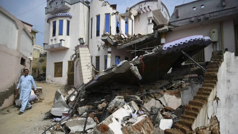 A strong earthquake measuring 5.8 on the Richter scale struck Pakistan; so far there are no reports of casualties or major damage.