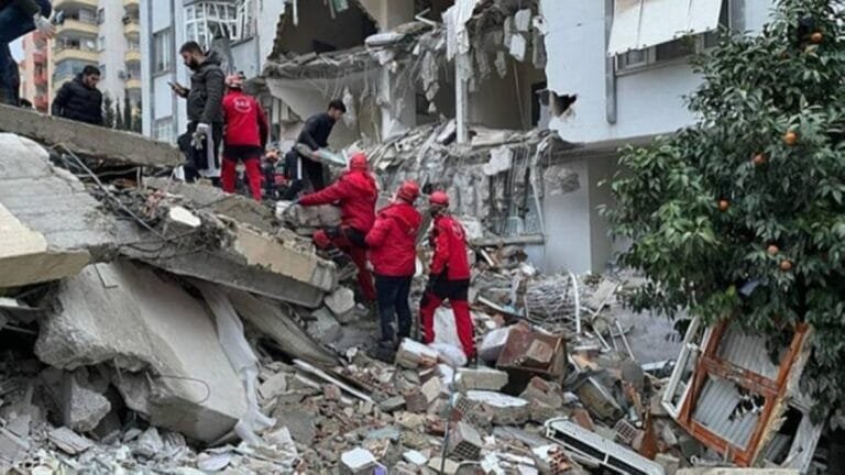 A 5.1 magnitude earthquake strikes western Türkiye, no casualties reported.