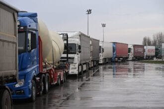 أزمة على حدود الاتحاد الأوروبي: سائقو شاحنات يغلقون المعابر احتجاجاً على "قواعد الإقامة"
