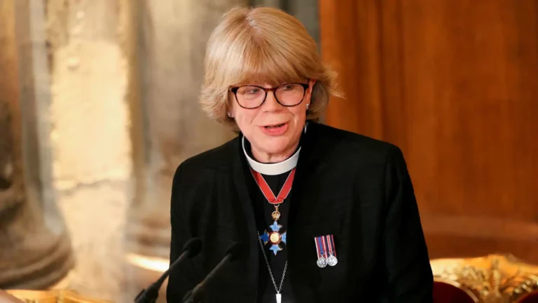 في مراسم تاريخية بلندن.. تعيين سارة مولالي أول امرأة تتولى رئاسة كنيسة إنجلترا