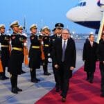 رئيس وزراء بريطانيا يتسلل بين أسرار المدينة المحرمة ويختبر صبر التاريخ