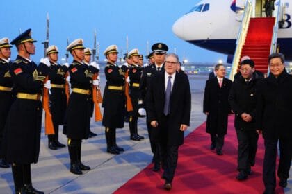 رئيس وزراء بريطانيا يتسلل بين أسرار المدينة المحرمة ويختبر صبر التاريخ