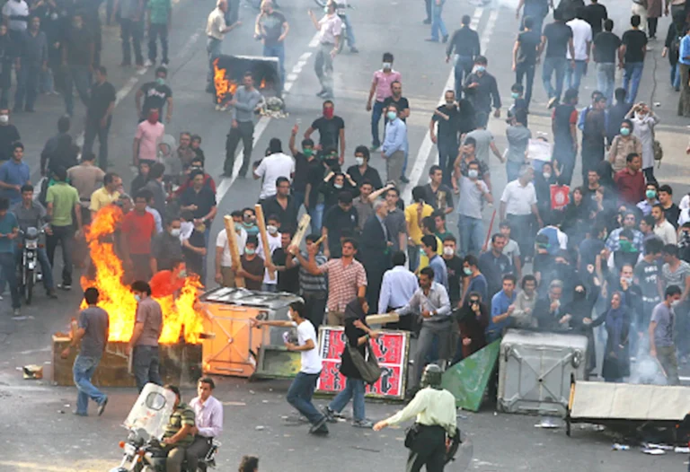 ضحايا احتجاجات إيران وسط تصاعد العنف