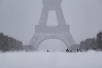 عاصفة "جورتي" تشل أوروبا.. آلاف الرحلات تلغى بسبب تجمد الطائرات ونقصStorm "Gorty" paralyzes Europe... Thousands of flights canceled due to icy planes and a shortage of de-icing fluidسائل إزالة الثلوج