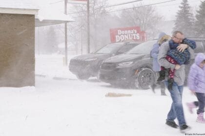 Winter storm hits America, paralyzing life... widespread darkness and thousands of flight cancellations