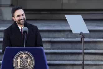 New York mayor leaves his office and joins the snow war: Zahran Mamdani invades the streets with a pickaxe and snow.