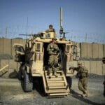 أمريكا تُبطئ نقل معتقلي تنظيم الدولة الإسلامية من سوريا إلى العراق