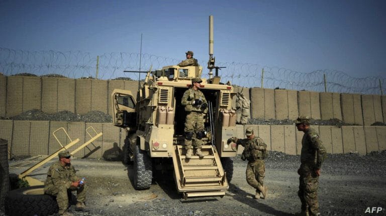 أمريكا تُبطئ نقل معتقلي تنظيم الدولة الإسلامية من سوريا إلى العراق