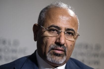 متحدث الانتقالي لـ "صوت الإمارات": عيدروس الزبيدي متواجد في الجنوب ولا صحة لإشاعات خروجه