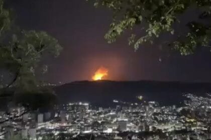 Fox News: The US military has officially begun launching intensive airstrikes targeting strategic locations inside Venezuela.