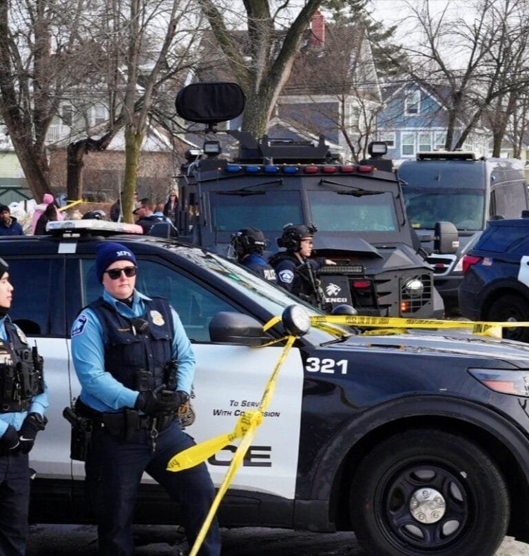 غضب يجتاح الشوارع الأمريكية بعد مقتل امرأة برصاص ضابط شرطة في مينيسوتا